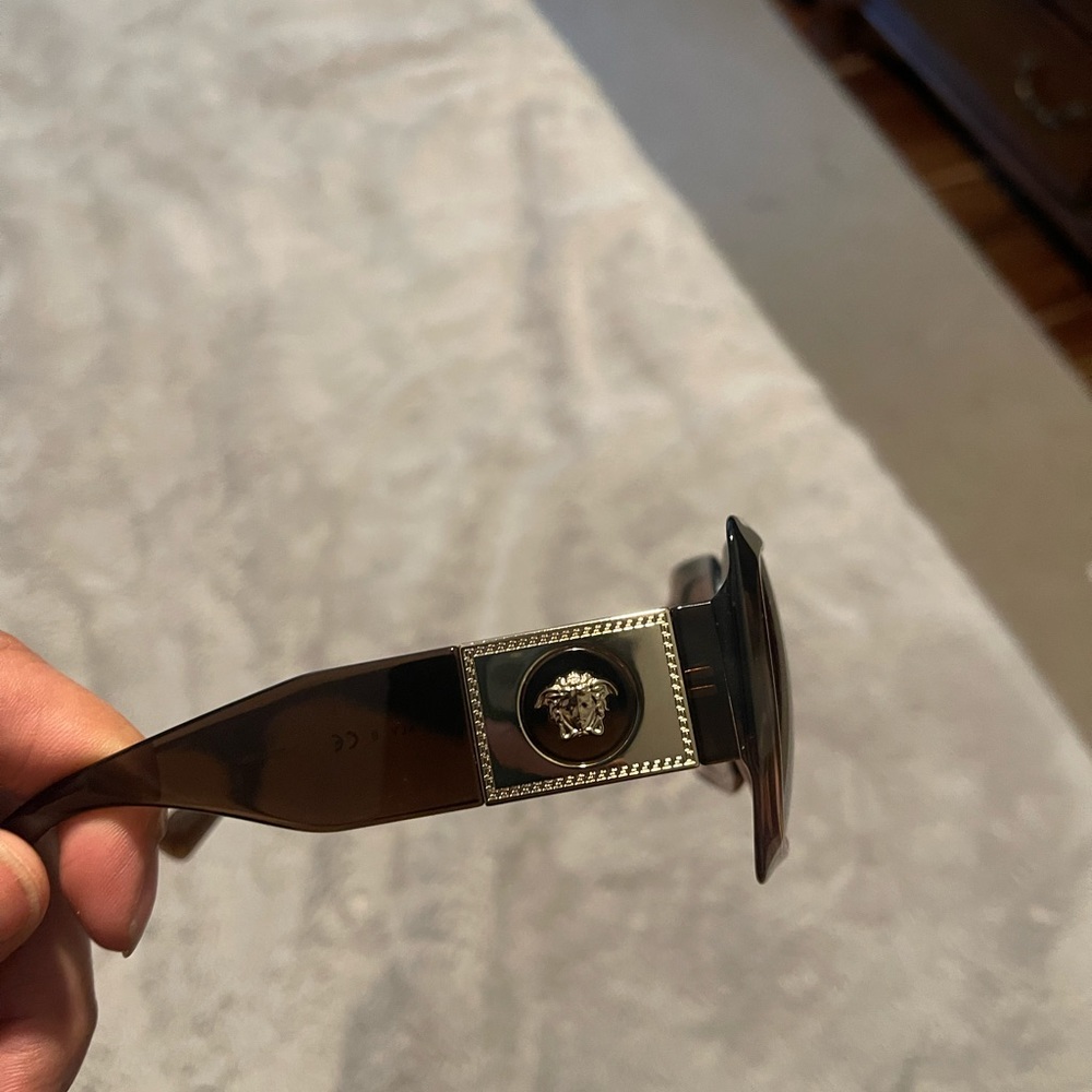 Used - Picture 2 of 10